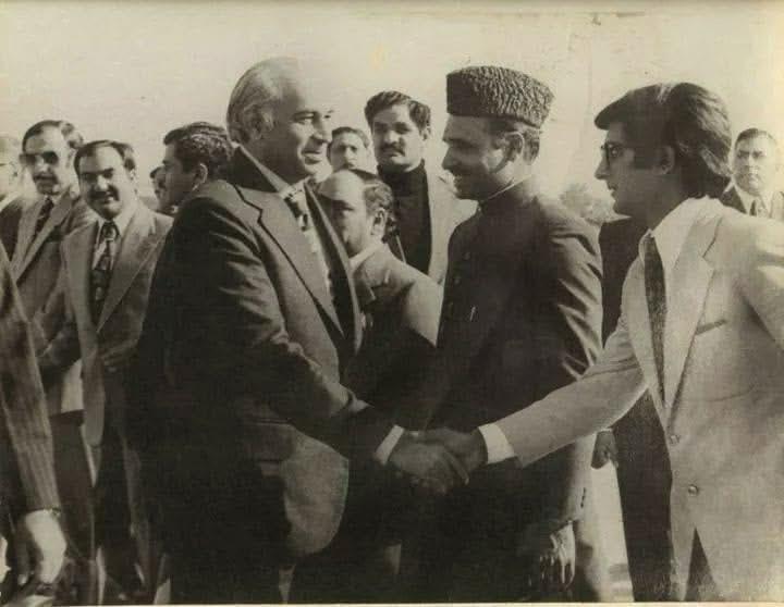 Zulfikar Ali Bhutto with Muhammad Yar Khan Lashari 1977 1977 میں ذوالفقار علی بھٹو کا لاہور ایئرپورٹ پر استقبال، چوہدری اعتزاز احسن اور محمد یار خان لاشاری