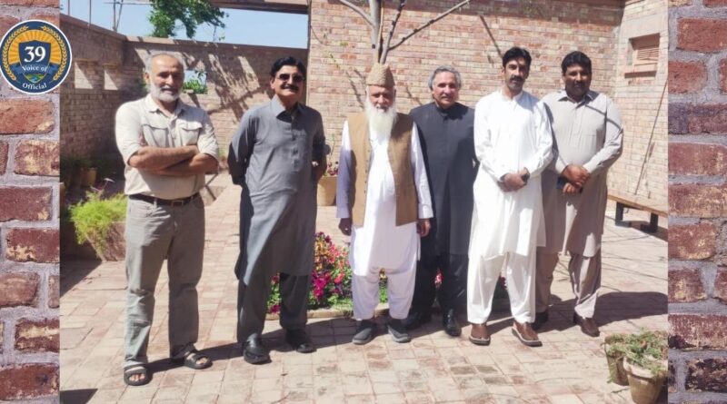 الحاج محمد یار خان لاشاری کے ساتھ احمد سرفراز اعوان، ملک محمد علی اعوان اور محمد عمار طارق اعوان اور دیگر کا گروپ فوٹو